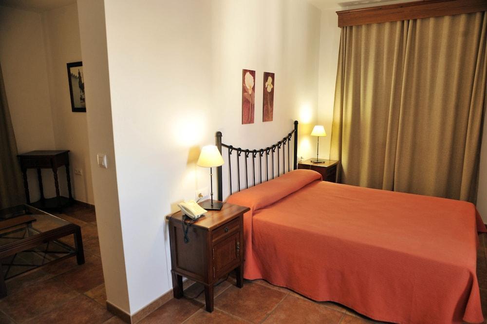 Tugasa Sierra Y Cal Hotel 2*